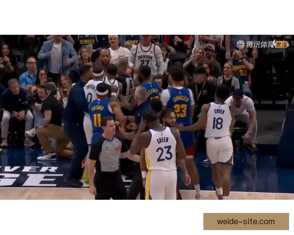 勇士掘金激烈冲突三人被吹技术犯规 小佩顿撞倒对手遭遇一级恶犯